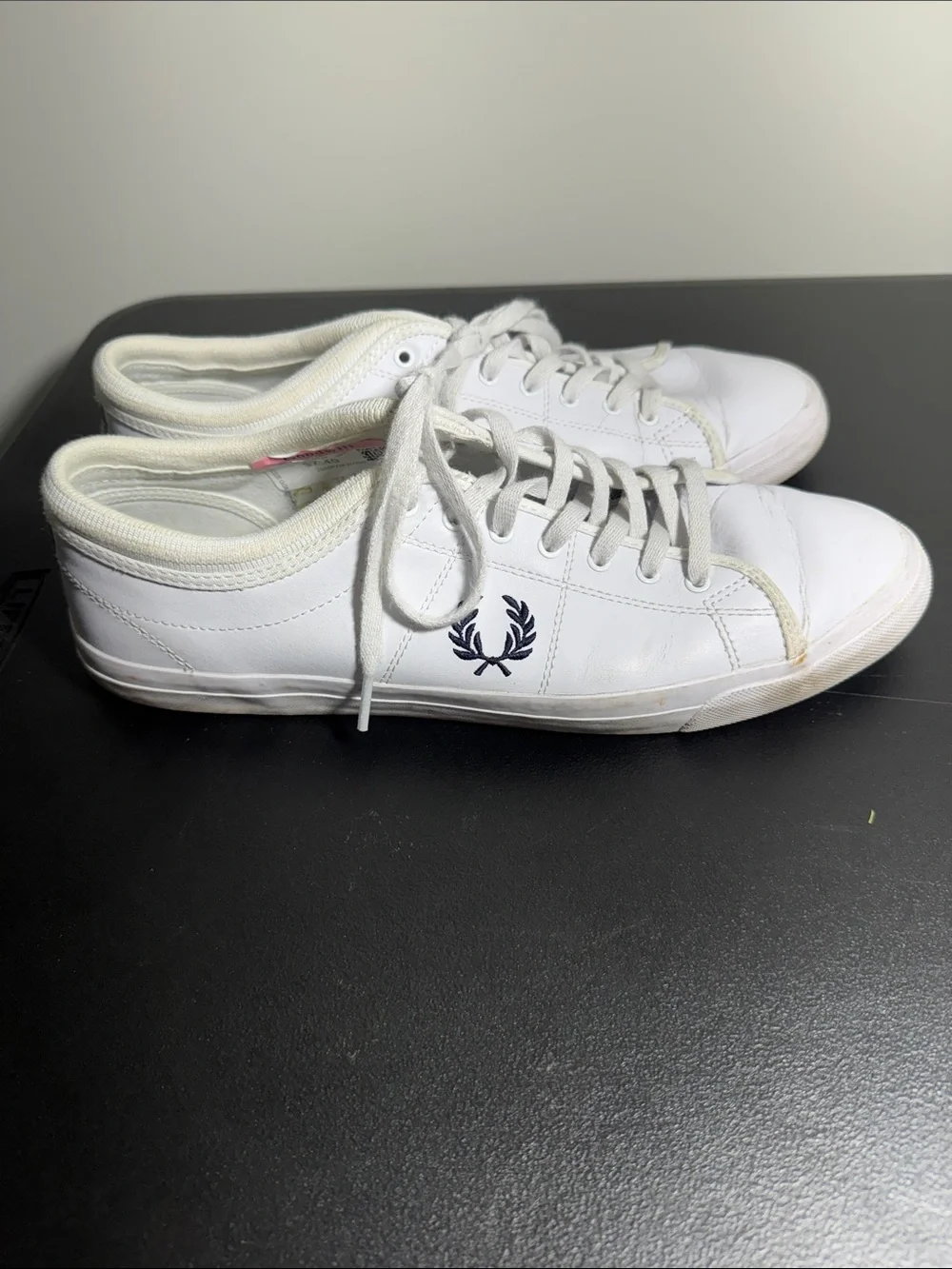 Fred Perry mens 10.5 leather low top trainer shoes sneakers EUC